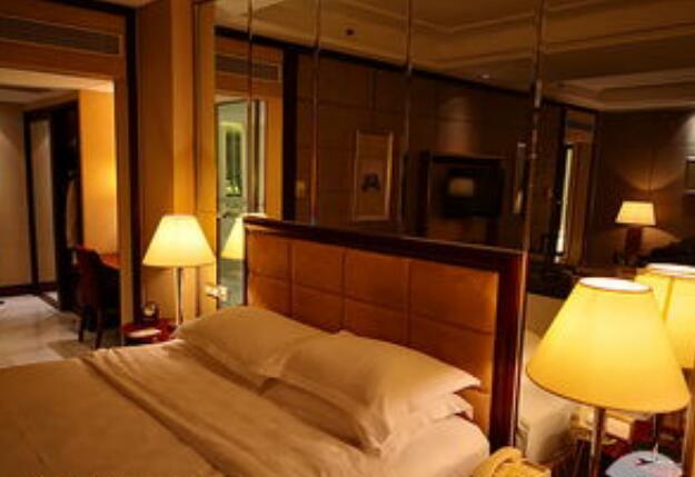 酒店的大镜子对着床做什么用的